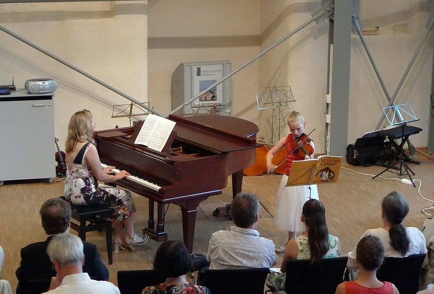 Junge K&uuml;nstler in der Cruciskirche