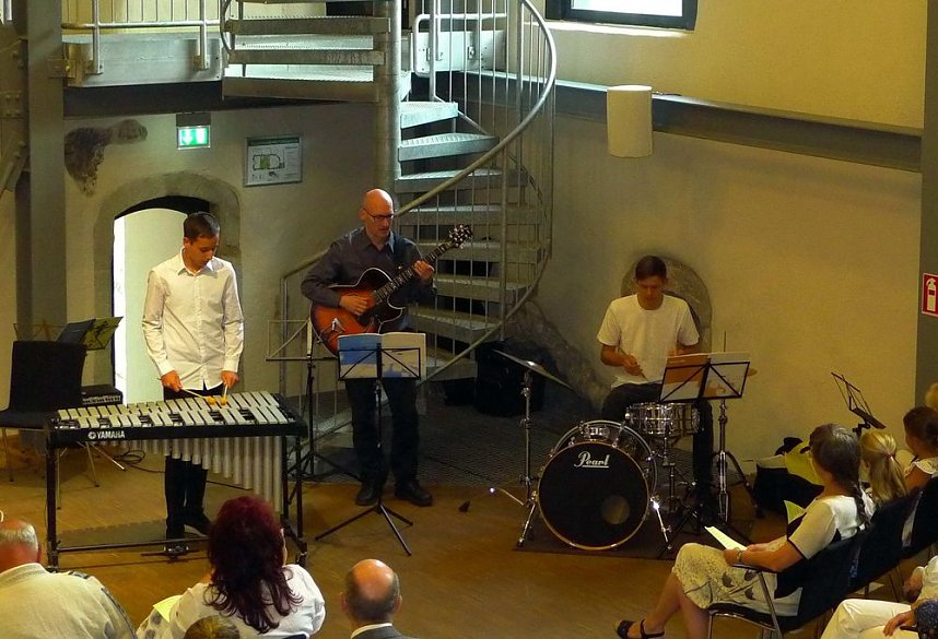 Junge K&uuml;nstler in der Cruciskirche