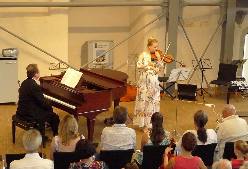 Junge K&uuml;nstler in der Cruciskirche