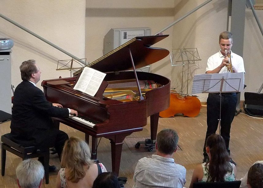 Junge K&uuml;nstler in der Cruciskirche