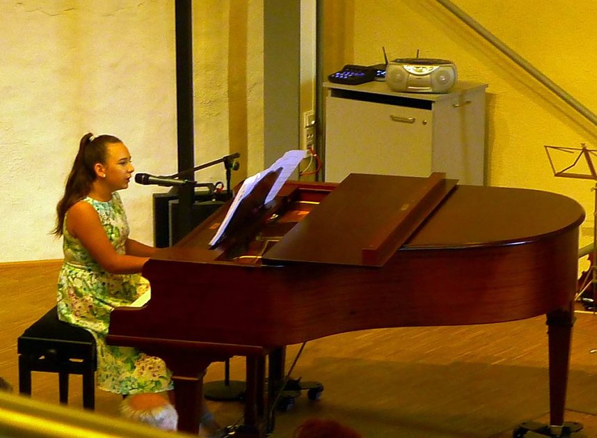 Junge K&uuml;nstler in der Cruciskirche