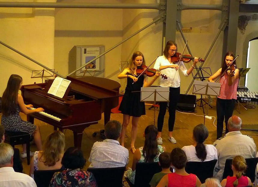 Junge K&uuml;nstler in der Cruciskirche