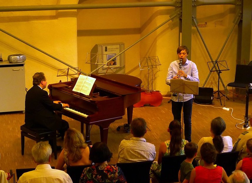 Junge K&uuml;nstler in der Cruciskirche
