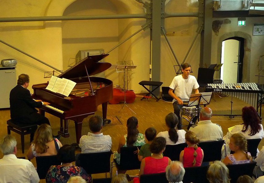 Junge K&uuml;nstler in der Cruciskirche
