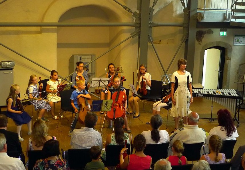 Junge K&uuml;nstler in der Cruciskirche
