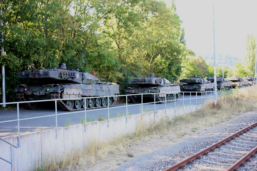 Panzer in Richtung Litauen verladen