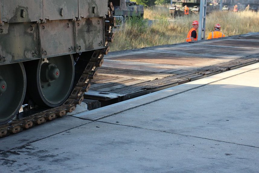Panzer in Richtung Litauen verladen