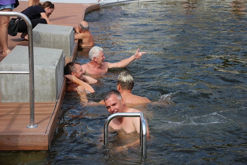 Erste Weltmeister im Brustr&uuml;ckw&auml;rtsschwimmen