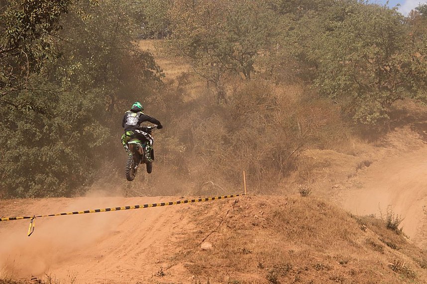 Fliegende Maschinen am Weinberg