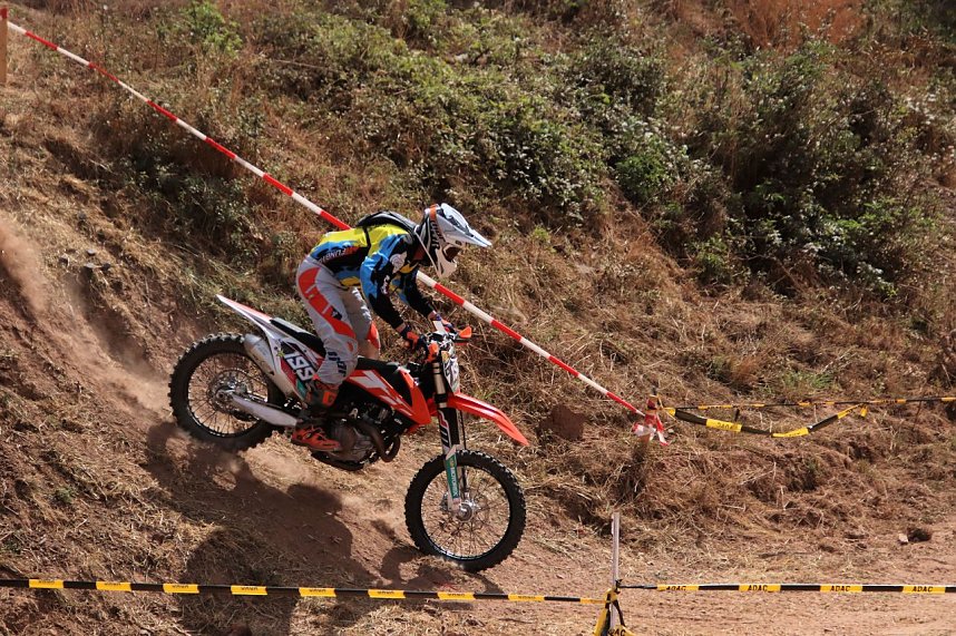 Fliegende Maschinen am Weinberg