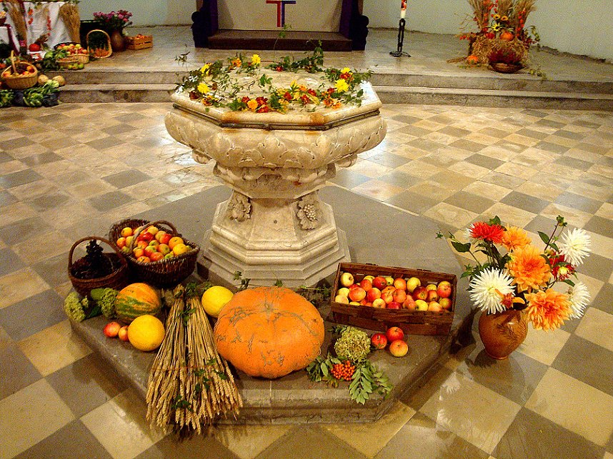 Erntedankgaben an Tafel Artern &uuml;bergeben