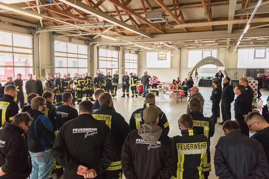 Feuerwehren &uuml;bten in Greu&szlig;en