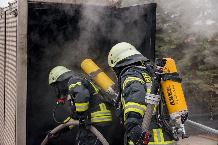 Feuerwehren &uuml;bten in Greu&szlig;en