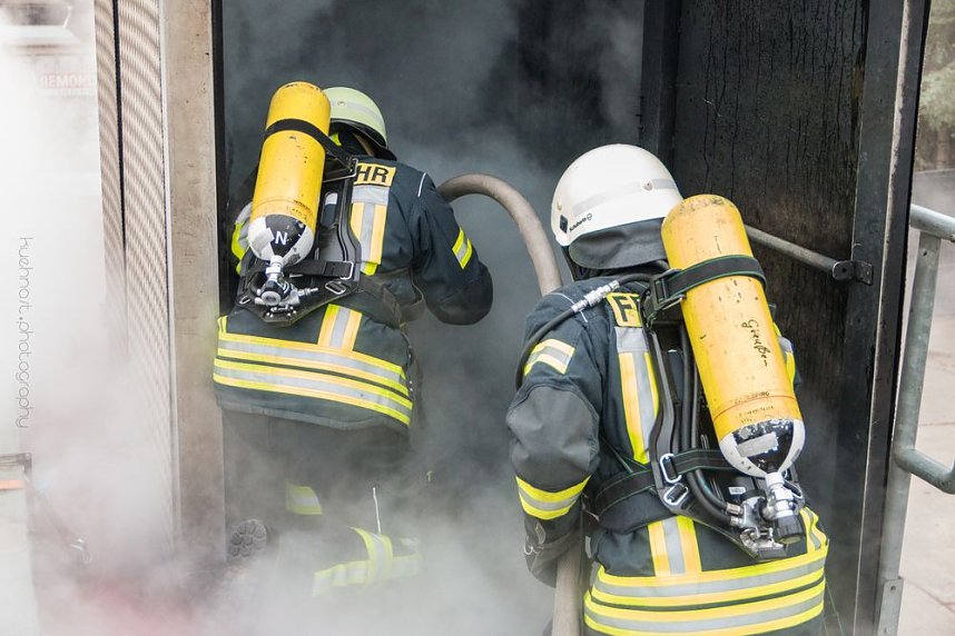 Feuerwehren &uuml;bten in Greu&szlig;en
