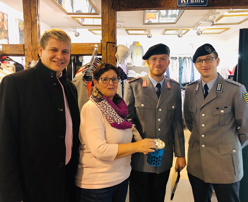 Soldaten sammeln f&uuml;r die Kriegsgr&auml;berf&uuml;rsorge