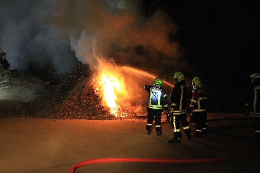 Holz brennt an Landkreisgrenze