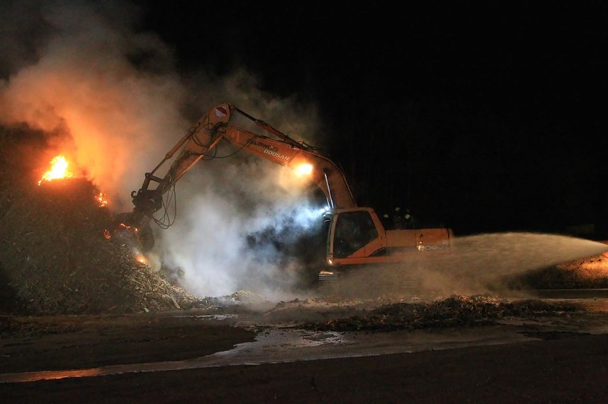 Holz brennt an Landkreisgrenze