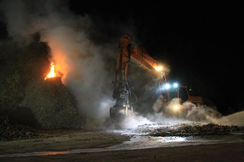 Holz brennt an Landkreisgrenze