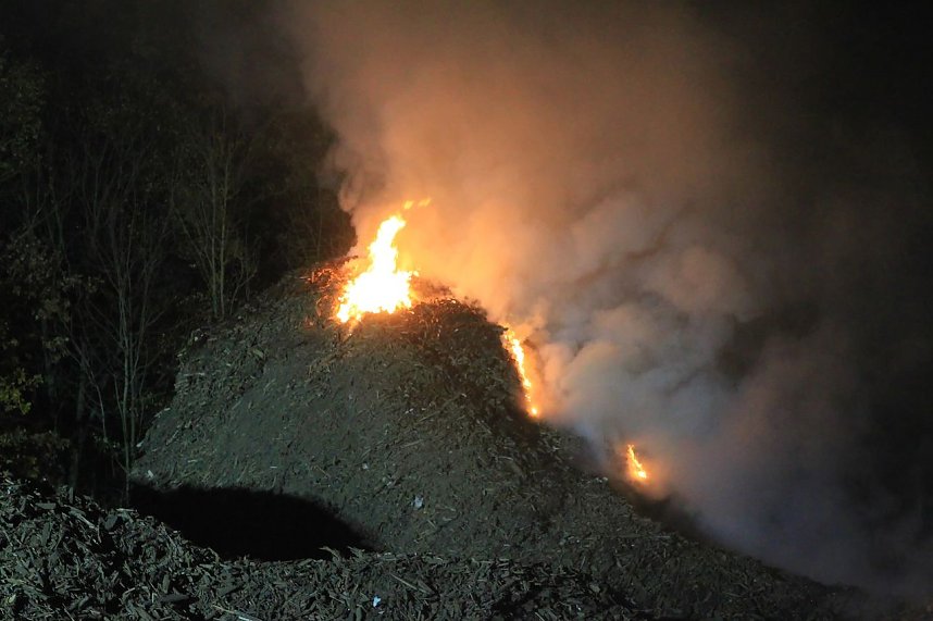 Holz brennt an Landkreisgrenze