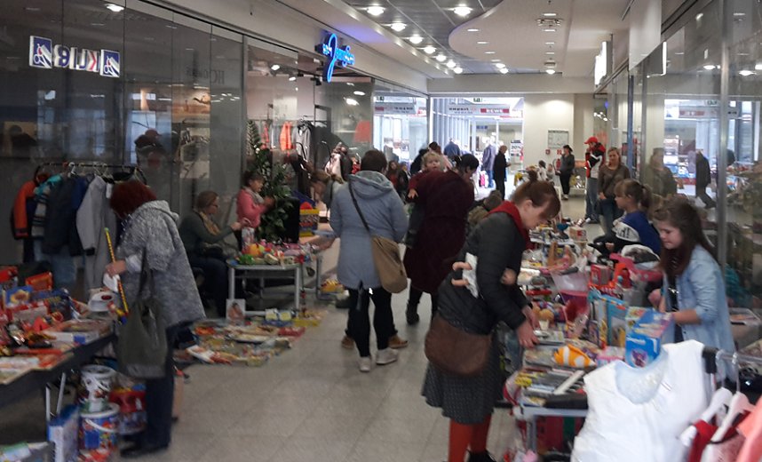 Viele St&auml;nde beim Kindertr&ouml;delmarkt