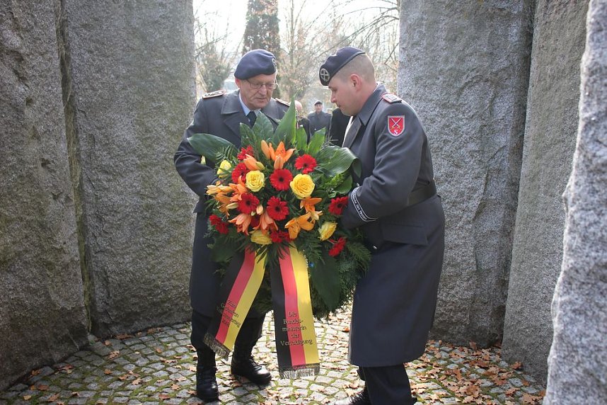 Der Opfer von Gewalt und Kriegen gedacht