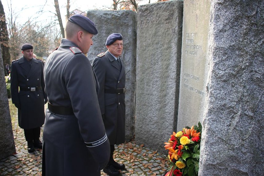 Der Opfer von Gewalt und Kriegen gedacht