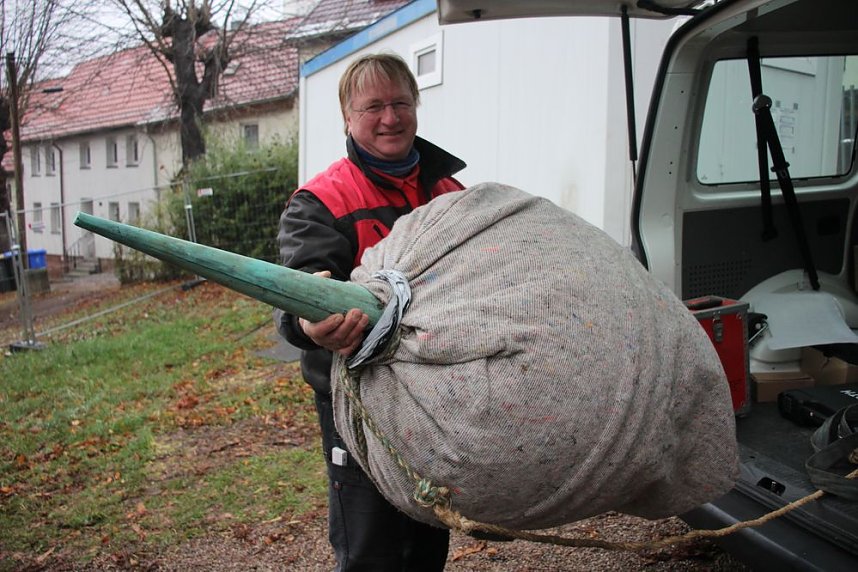 Turmhaube mit Dokumenten best&uuml;ckt