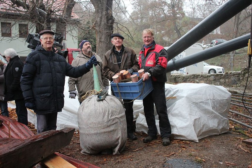 Turmhaube mit Dokumenten best&uuml;ckt