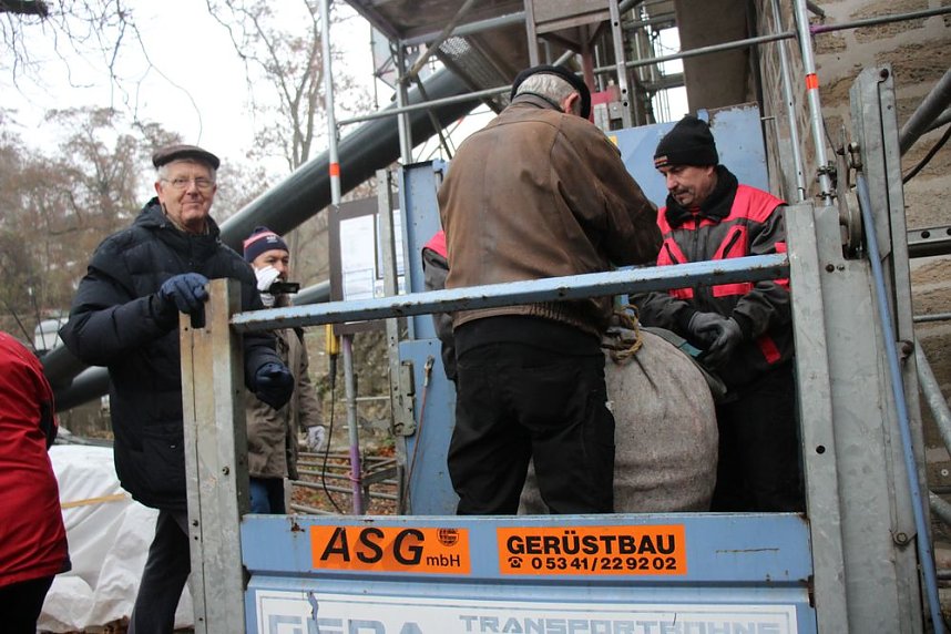 Turmhaube mit Dokumenten best&uuml;ckt