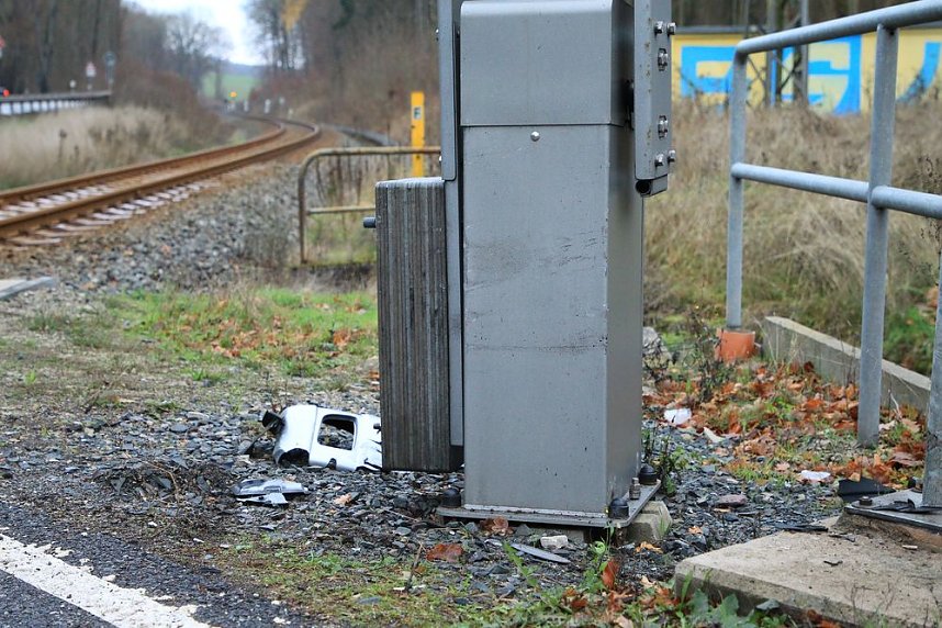 Unfall auf B4 am Bahn&uuml;bergang Gra&szlig;