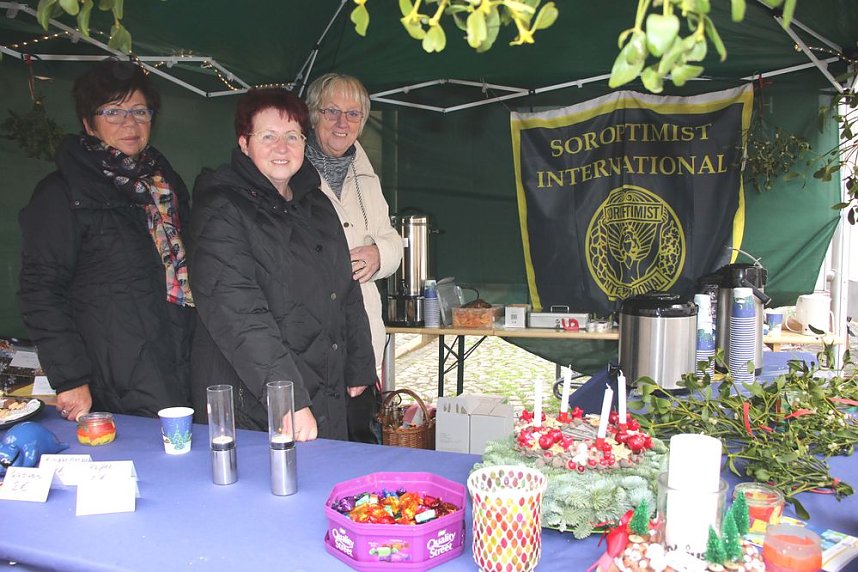 Adventsmarkt nicht vom Wetter beg&uuml;nstigt