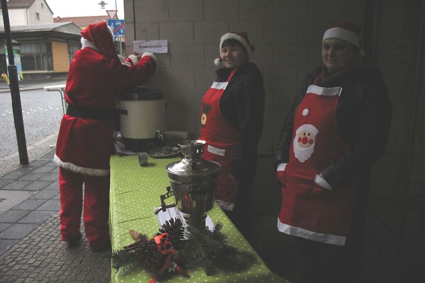 Adventsmarkt nicht vom Wetter beg&uuml;nstigt