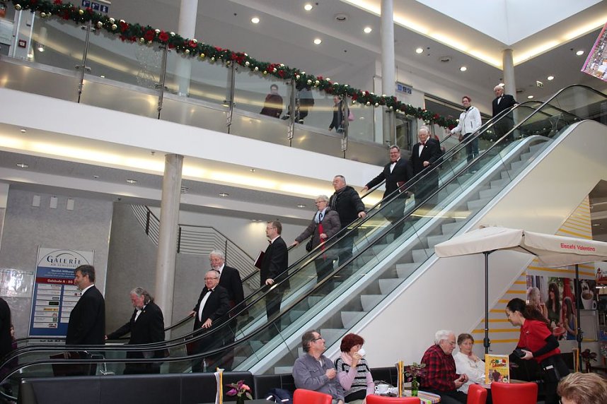 Adventsmarkt nicht vom Wetter beg&uuml;nstigt