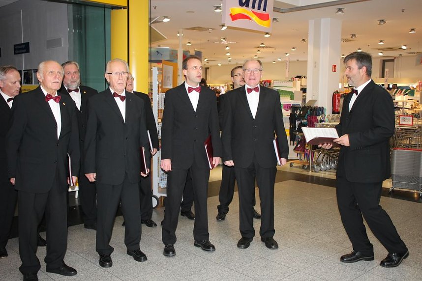 Adventsmarkt nicht vom Wetter beg&uuml;nstigt