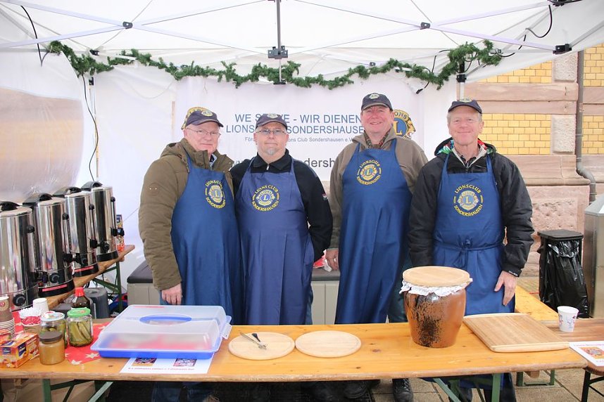 Adventsmarkt nicht vom Wetter beg&uuml;nstigt