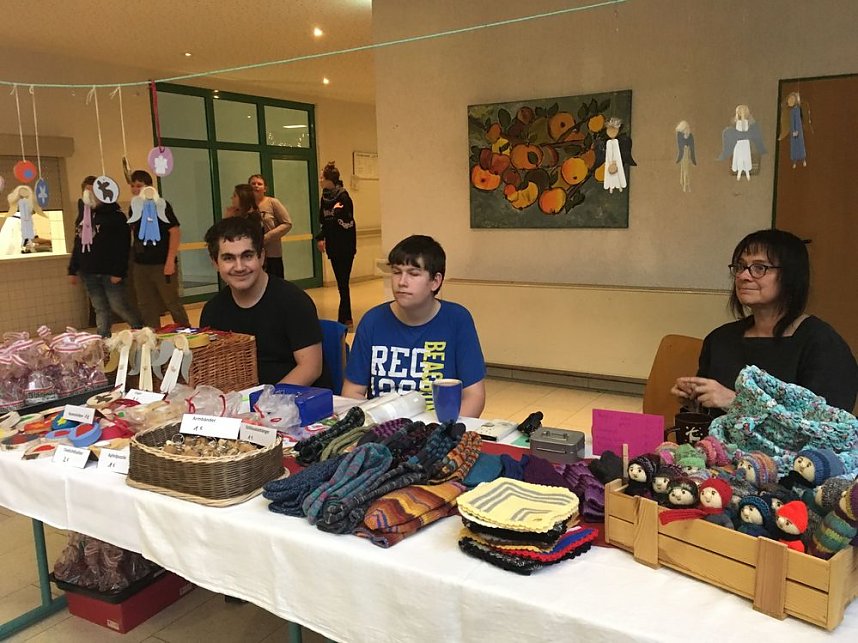 Gro&szlig;er Weihnachtsmarkt in der Talstra&szlig;e