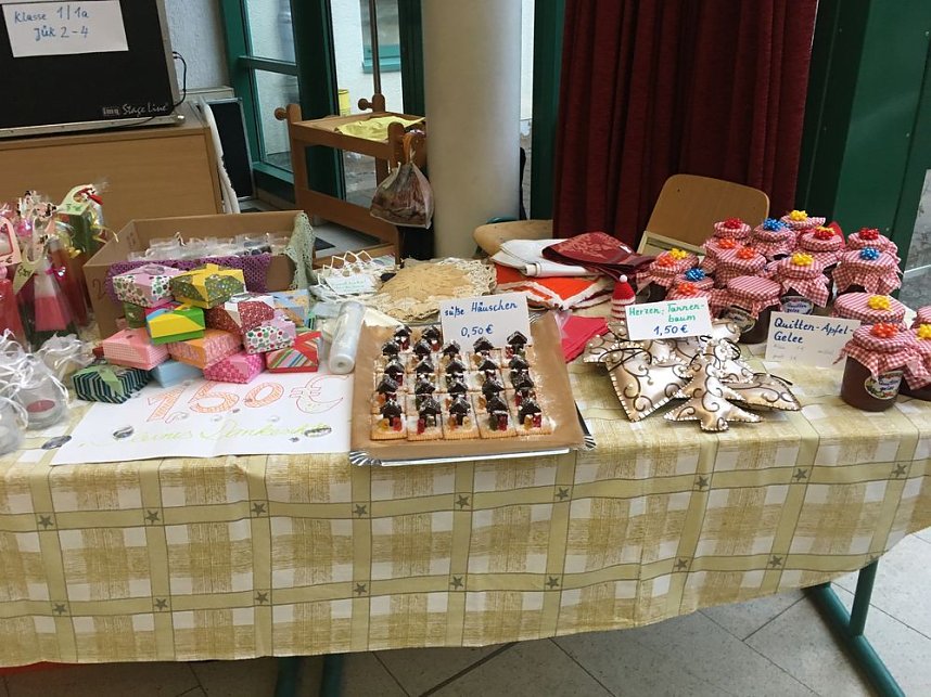 Gro&szlig;er Weihnachtsmarkt in der Talstra&szlig;e