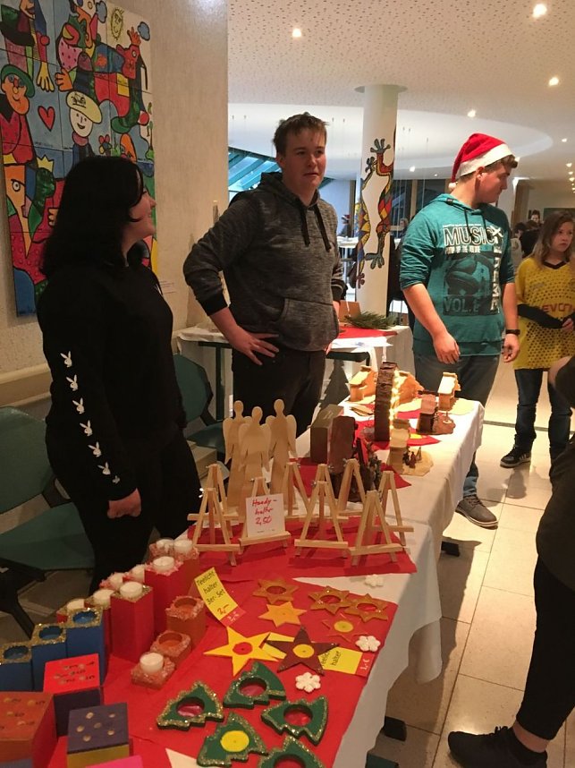 Gro&szlig;er Weihnachtsmarkt in der Talstra&szlig;e