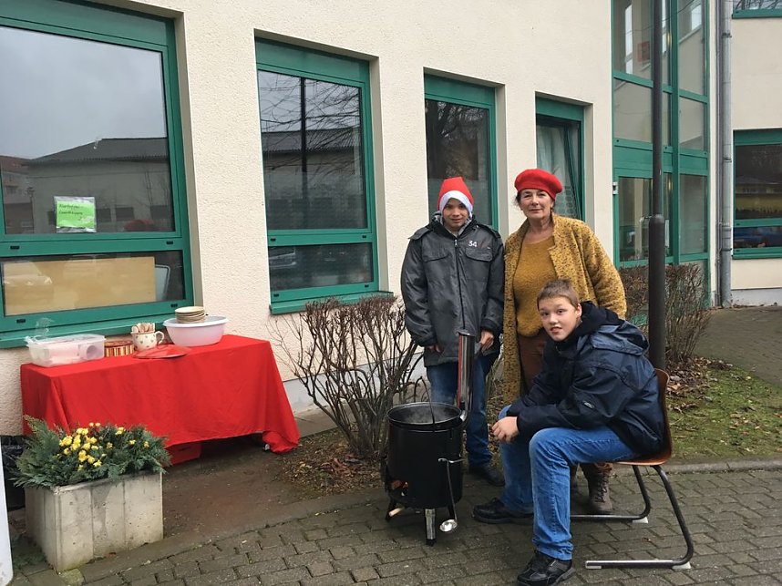 Gro&szlig;er Weihnachtsmarkt in der Talstra&szlig;e