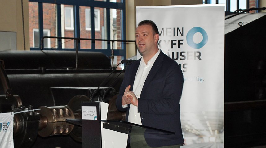 Symbolischer Spatenstich zum Breitbandausbau