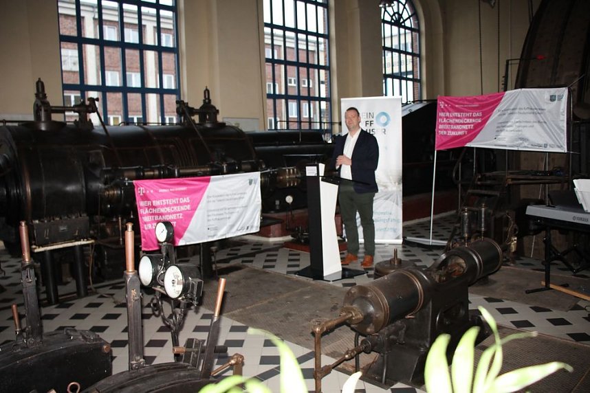 Symbolischer Spatenstich zum Breitbandausbau