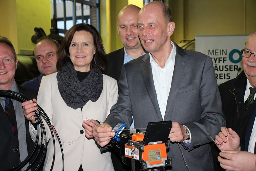 Symbolischer Spatenstich zum Breitbandausbau