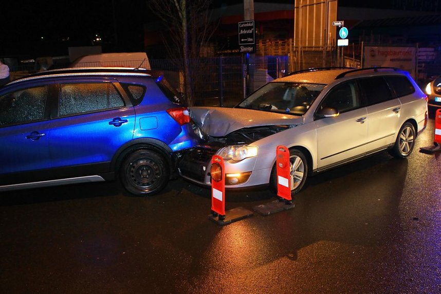 PKW kracht in parkende PKW