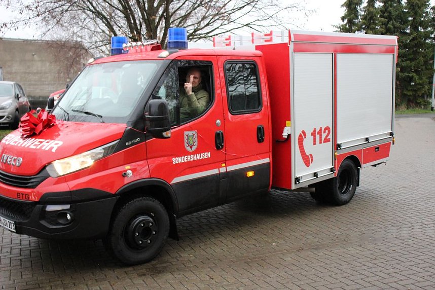 Feuerwehrfahrzeuge &uuml;bergeben