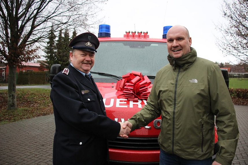 Feuerwehrfahrzeuge &uuml;bergeben