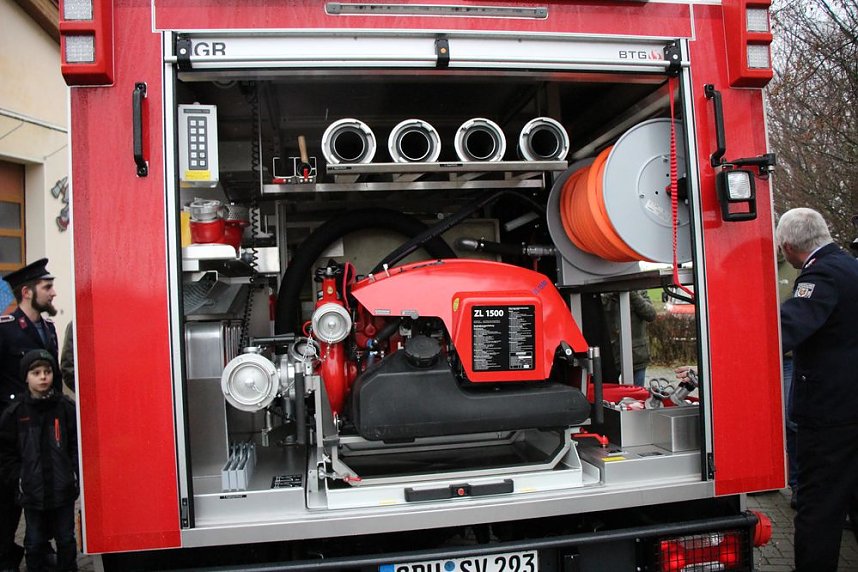 Feuerwehrfahrzeuge &uuml;bergeben