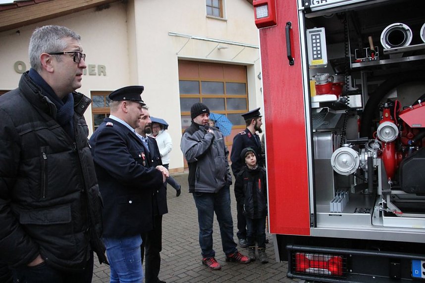 Feuerwehrfahrzeuge &uuml;bergeben