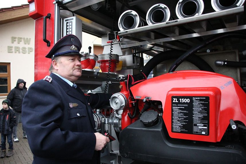 Feuerwehrfahrzeuge &uuml;bergeben