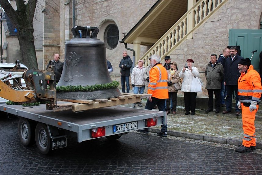 Die erste Glocke f&uuml;r Trinitatiskirche in der Stadt