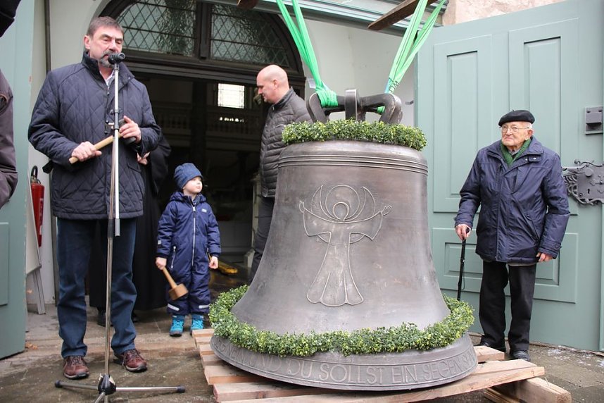 Die erste Glocke f&uuml;r Trinitatiskirche in der Stadt
